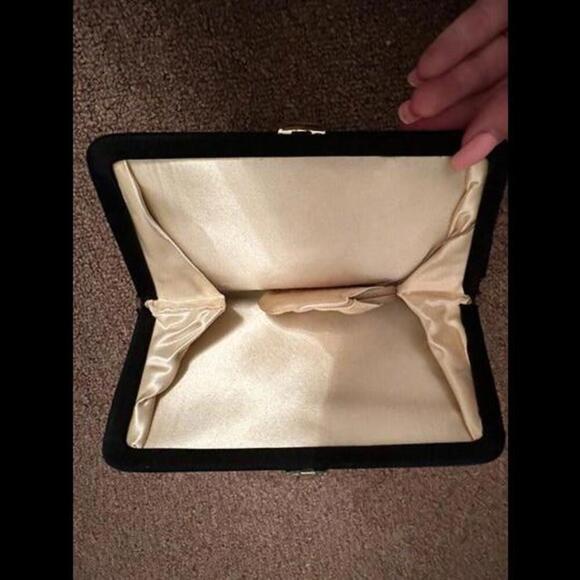 Timeless Elegance: Vintage Black Elegant Clutch – A Touch of Classic Beauty - Picture 3 of 3